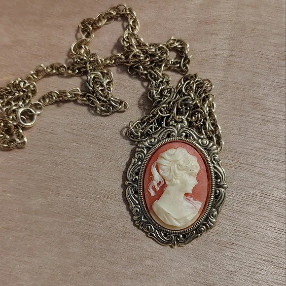 Vintage Cameo Necklace Salmon - Picture 1 of 4